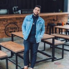 Man leaning on a table